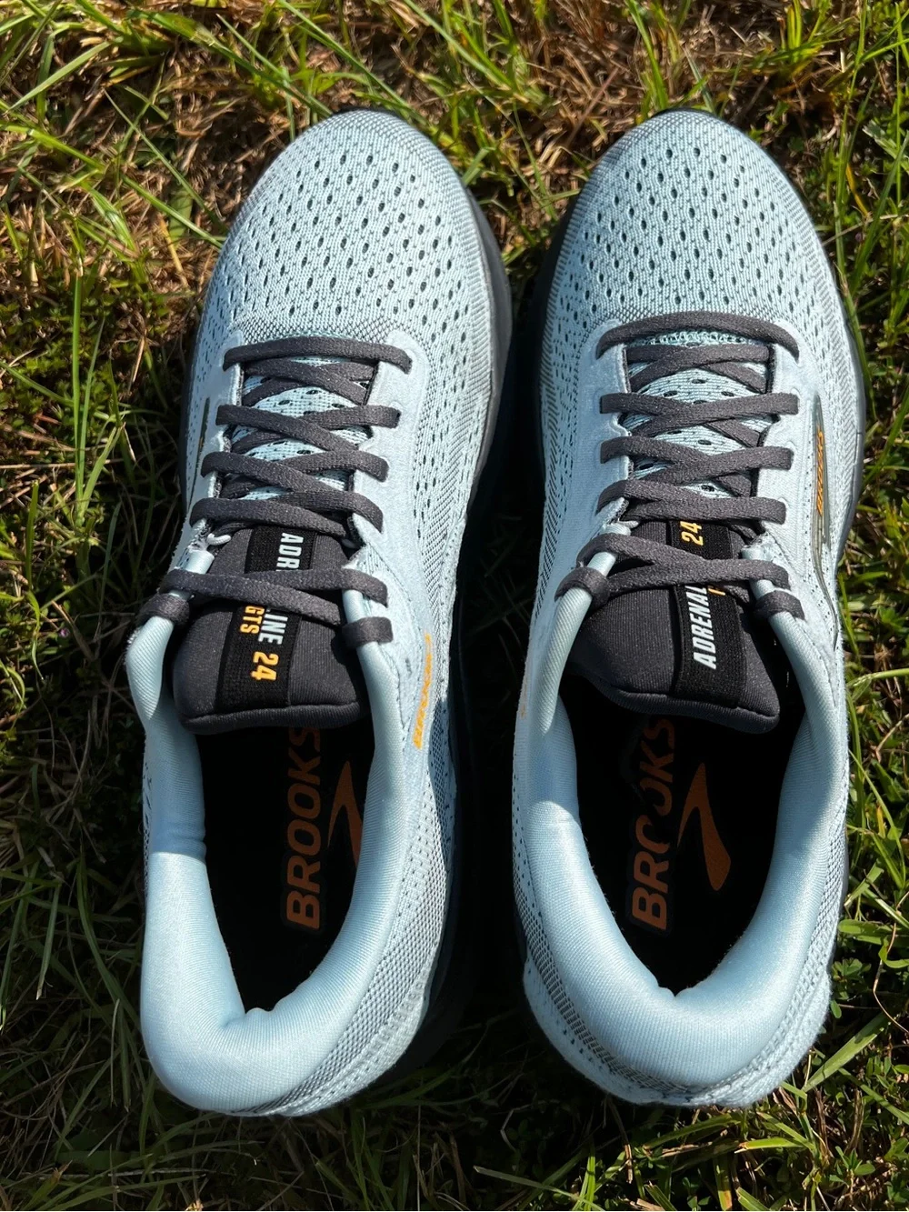CLEAN Brooks size 9.5 Mens Adrenaline GTS 24 Sky Blue Running shoes